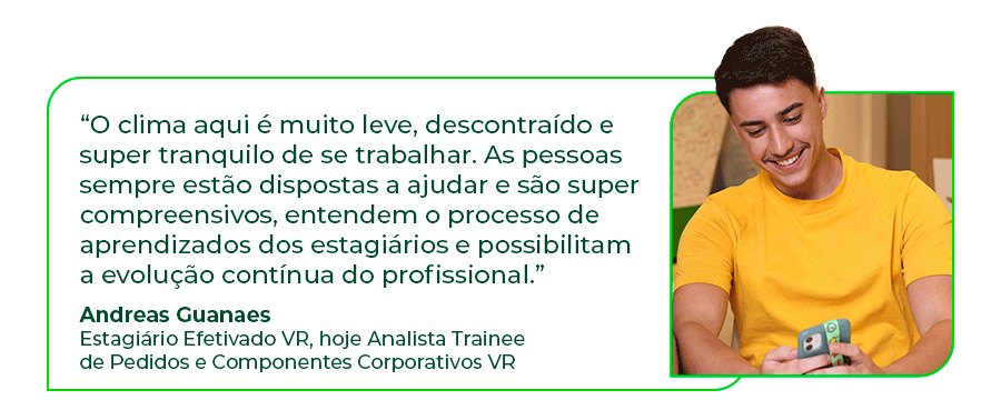 Imagem com duas pessoas trabalhando e sorrindo, dentro do escritório da VR. 
