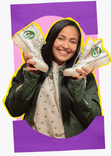 Imagem de três jovens segurando produtos Dove, Clear e tênis estampando Cif.