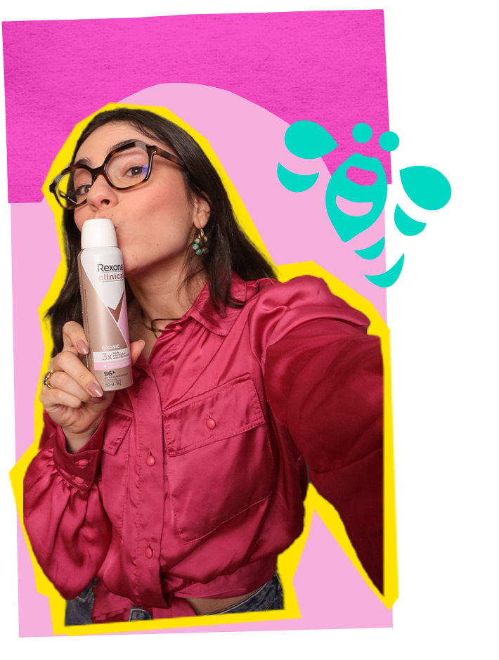 Imagem de uma mulher vestindo blusa vermelha, onde ela beija o desodorante Rexonna.